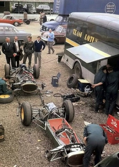 Le team Lotus dans le paddock